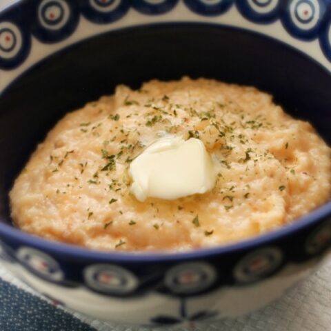 instant pot cheese grits in a blue bowl