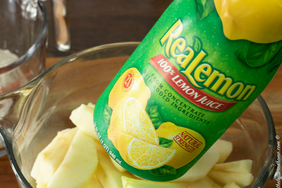 adding lemon juice to sliced apples