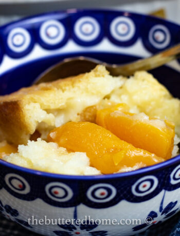 close up of peach cobbler in a blue and white bowl