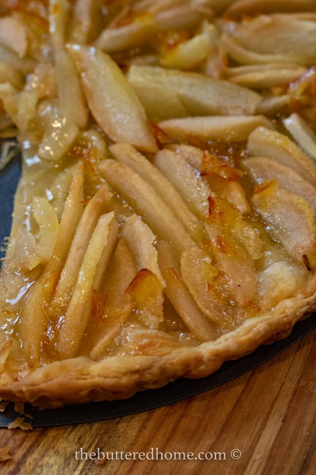 pear tarte ready to slice and eat
