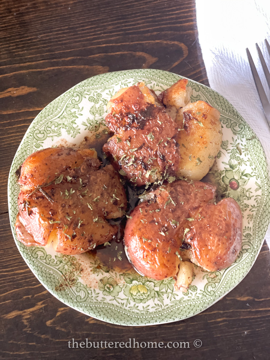 potatoes with parsley on a green plate