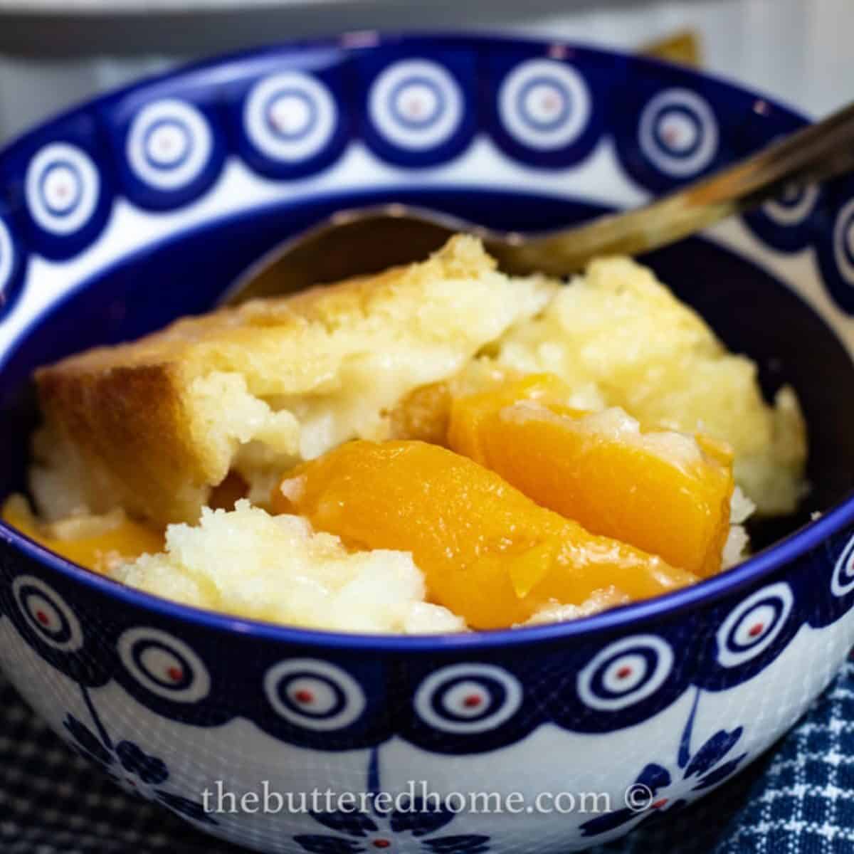 peach cobbler in a blue bowl.